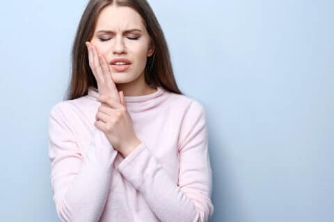 Ung kvinde med tandpine, der har brug for cariesbehandling på Vesterbro. Tandklinikken Dantes Plads.