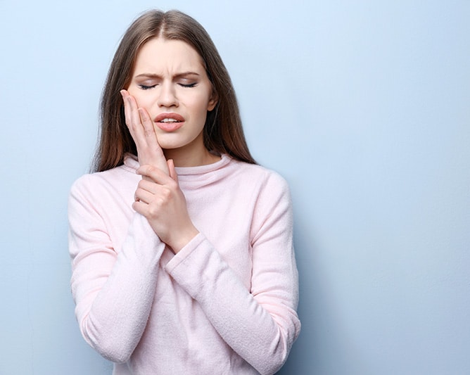 Ung kvinde med tandpine, der har brug for cariesbehandling på Vesterbro. Tandklinikken Dantes Plads.