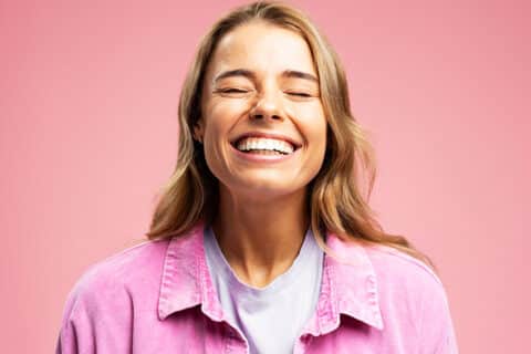 Smilende kvinde med flotte hvide tænder efter kosmetisk tandbehandling på Vesterbro
