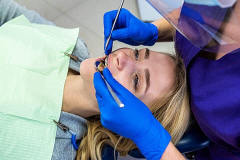 Patient får tandundersøgelse hos tandlæge – rodbehandling på Vesterbro