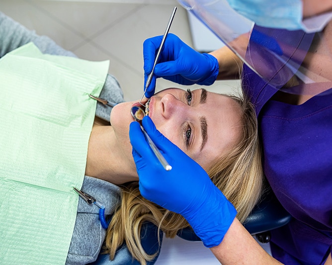 Patient får tandundersøgelse hos tandlæge – rodbehandling på Vesterbro