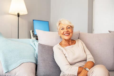 Smilende ældre kvinde med flotte tænder – tandproteser på Vesterbro