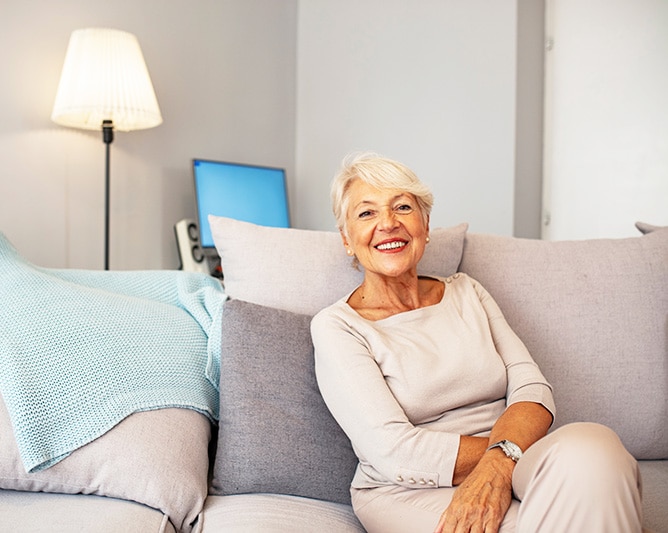 Smilende ældre kvinde med flotte tænder – tandproteser på Vesterbro