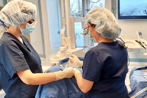 Tandlæger gør klar til kirurgi